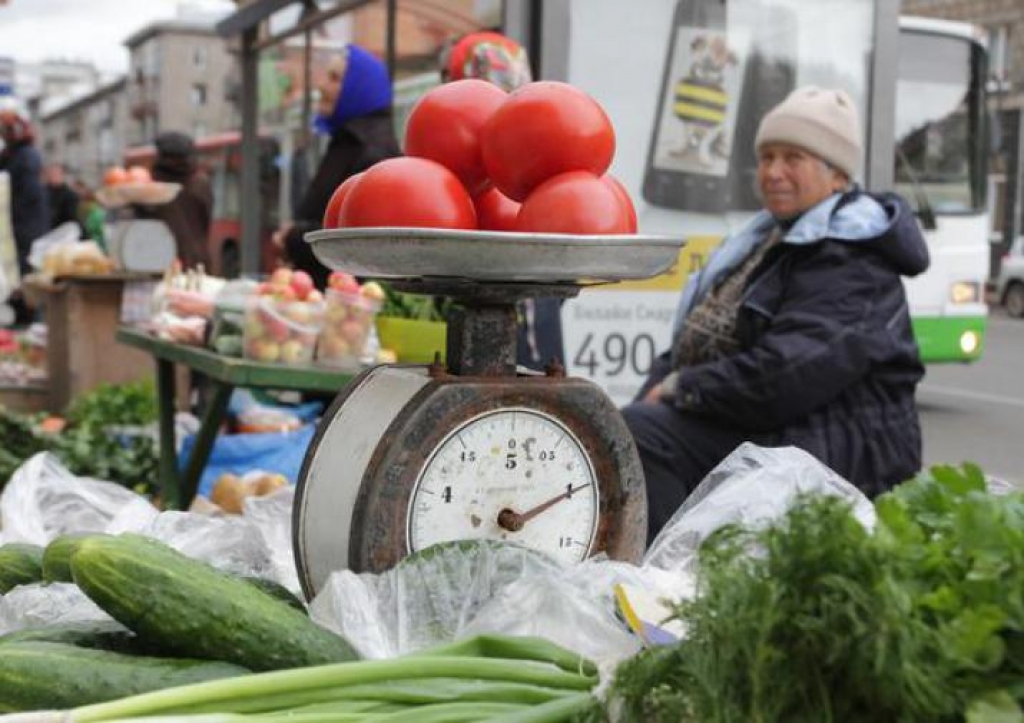 Ем килограммами овощи. Уличная торговля. Уличная торговля овощами. Рынок на улице. Стихийные рынки овощами и фруктами на улице.