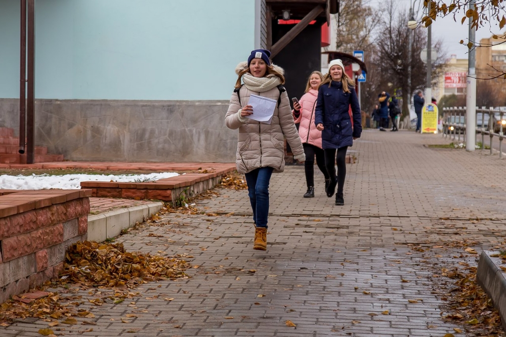 Руза человек. Интервью губернатора Читинского возле храма вокзала. Она оглянулась.