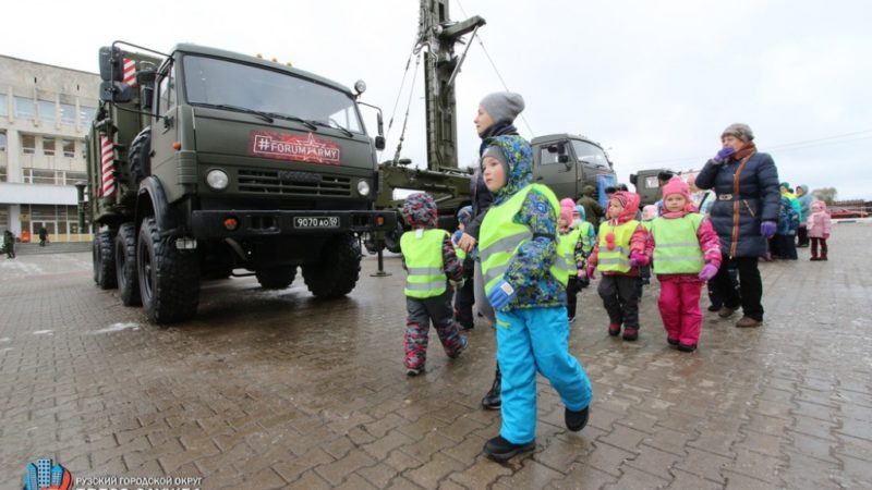 На площади у здания администрации в Рузе проходит выставка военной техники