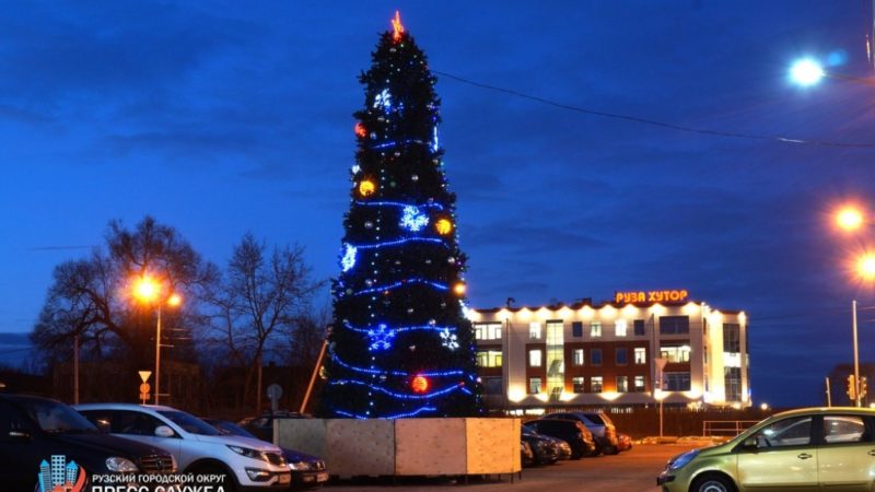 На главной площади в Рузе украсили новогоднюю ель