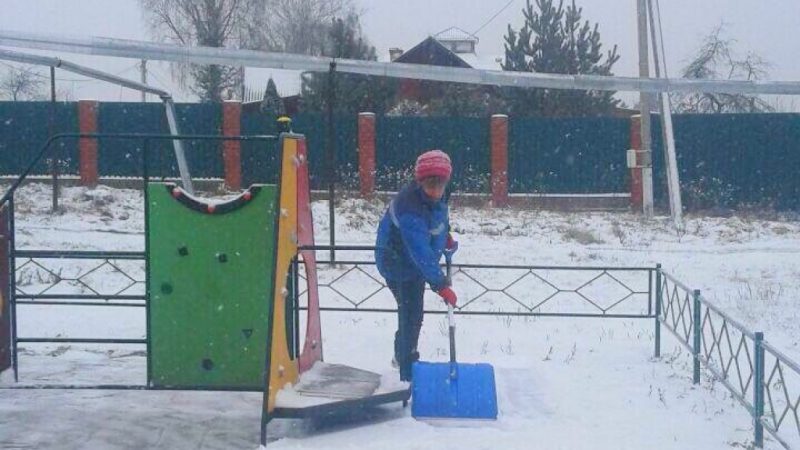 Очистка от снега прошла в поселке Колюбакино