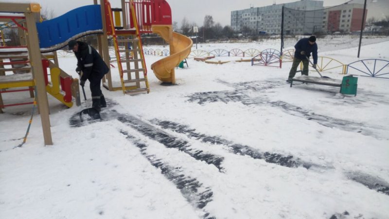 Уборке снега на детских площадках уделяют большое внимание