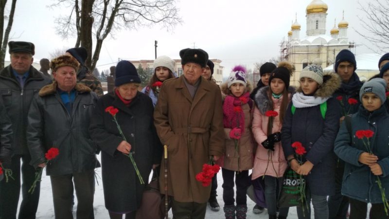 В Рузе возложили цветы к вечному огню в честь 75-летия победы в Сталинградской битве