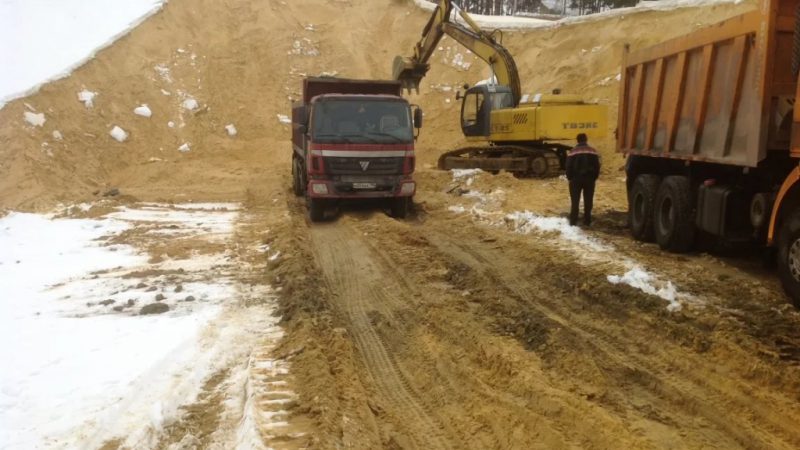 У деревни Притыкино незаконно добывали песок и щебень