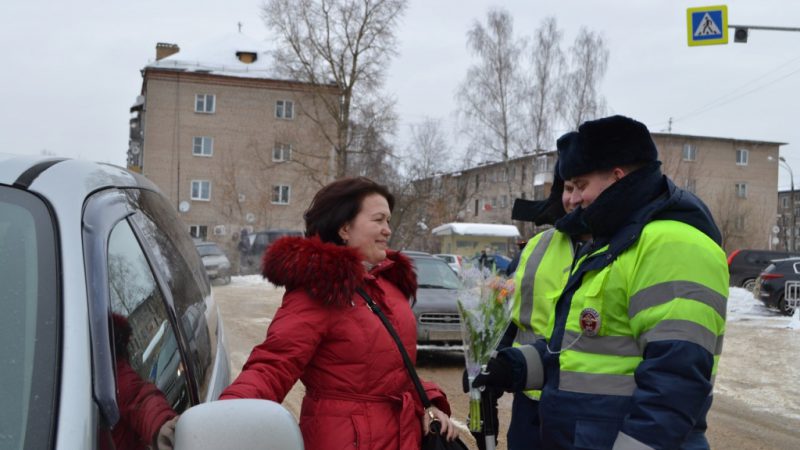 В канун Международного женского дня Госавтоинспекторы Рузского округа провели акцию «Цветы для автоледи».