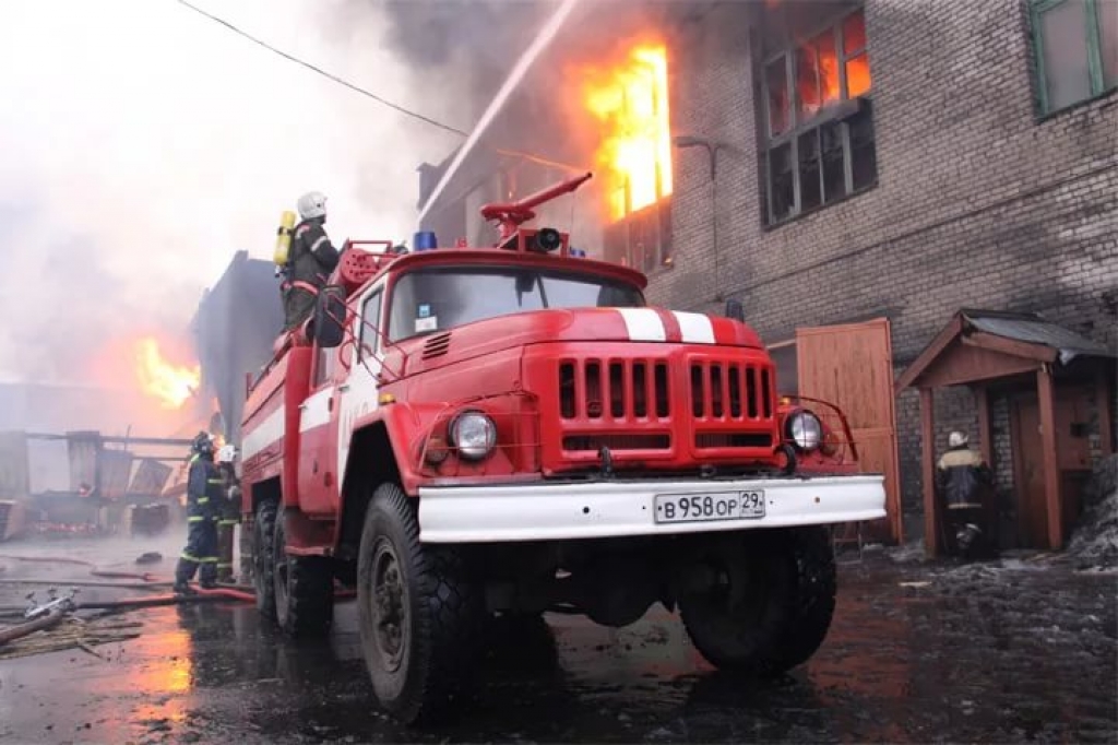 Картинка пожарный и пожарная машина