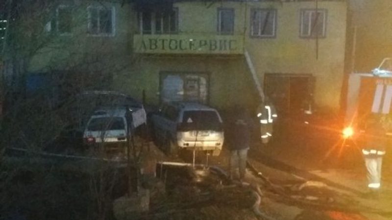 В Рузском городском округе горит автосервис