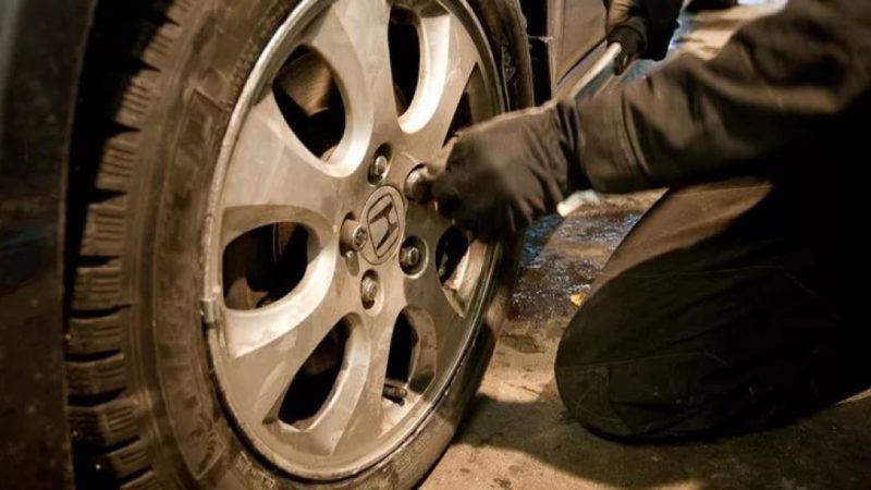 Из гаража в Неверово украли зимнюю резину и алкоголь