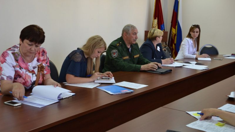 Полицейские и член Общественного совета при ОМВД приняли участие в оперативном совещании по вопросам обеспечения безопасности на День Победы