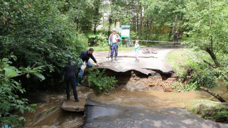 Ремонтные работы по укреплению участков обвалившихся из-за дождей проходят в Рузе