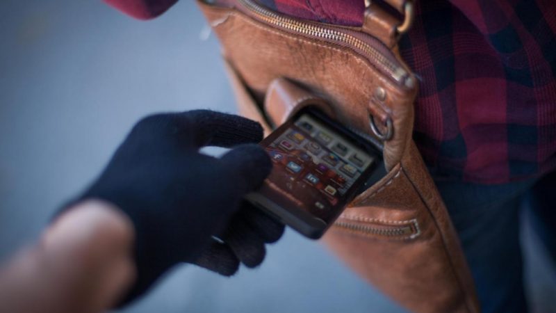 Дорогой смартфон украли у жительницы Нестерово