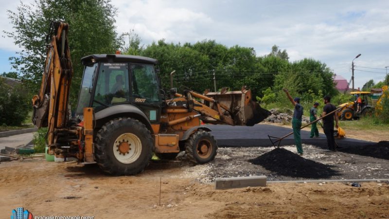 В поселке Брикет провели работы по благоустройству двора