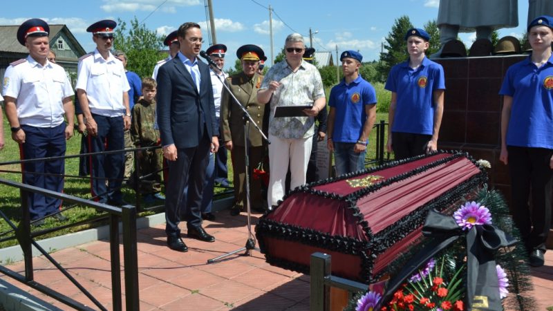 Сотрудники полиции приняли участие в траурном мероприятии, приуроченном ко Дню памяти и скорби