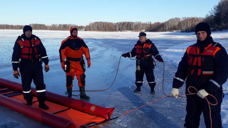 Спасатели провели занятия по спасению из ледяной полыньи в Рузском округе