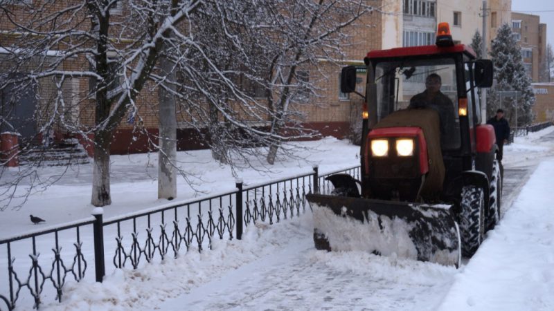 Около 1000 единиц спецтехники расчищают снег во дворах и на общественных пространствах Московской области