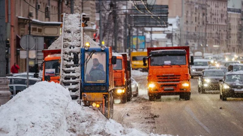 Коммунальные службы Подмосковья убирают снег в усиленном режиме