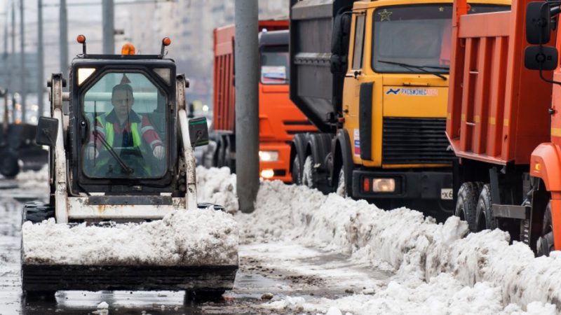 Дорожные службы Подмосковья ликвидируют последствия снегопада в усиленном режиме