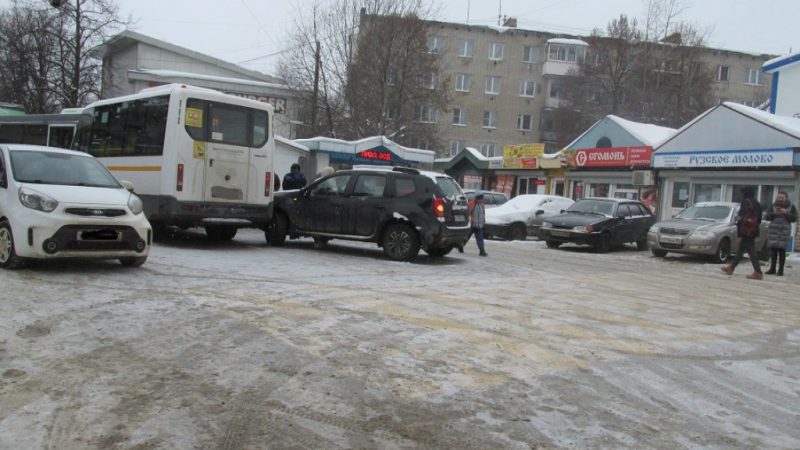 ДТП парализовало движение в центре поселка Тучково