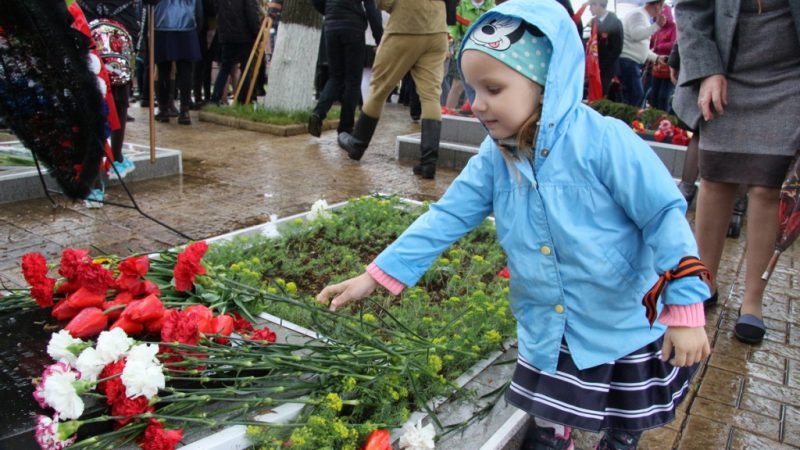 В деревне Нестерово 9 Мая возложили цветы к братской могиле