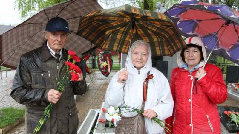 Сын и дочь красноармейца возложили цветы на могилу отца