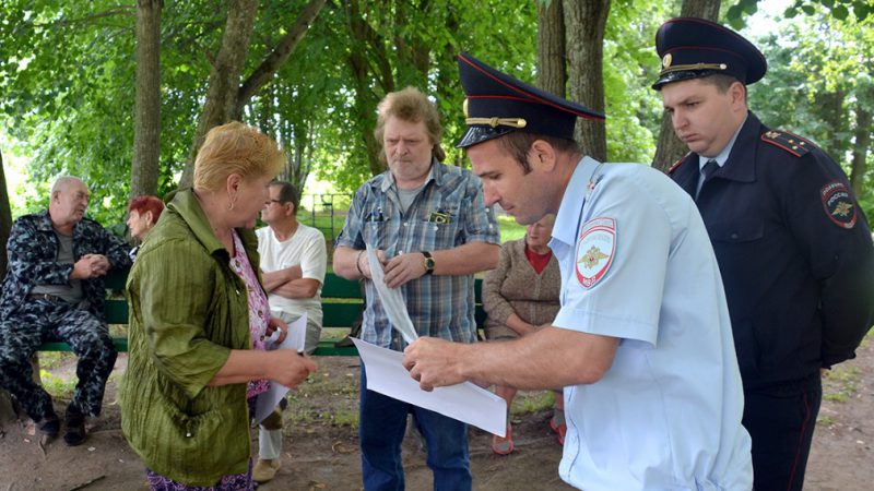 В деревне Лужки участковый напомнил гражданам о недопустимости появления в общественных местах в нетрезвом состоянии