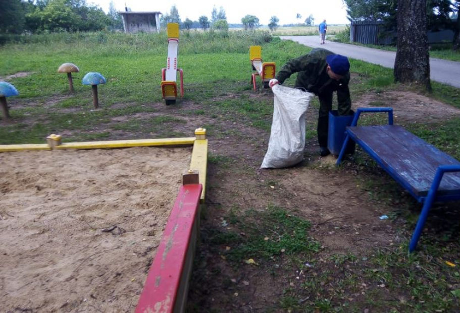 В Рузском округе убирают мусор на детских площадках