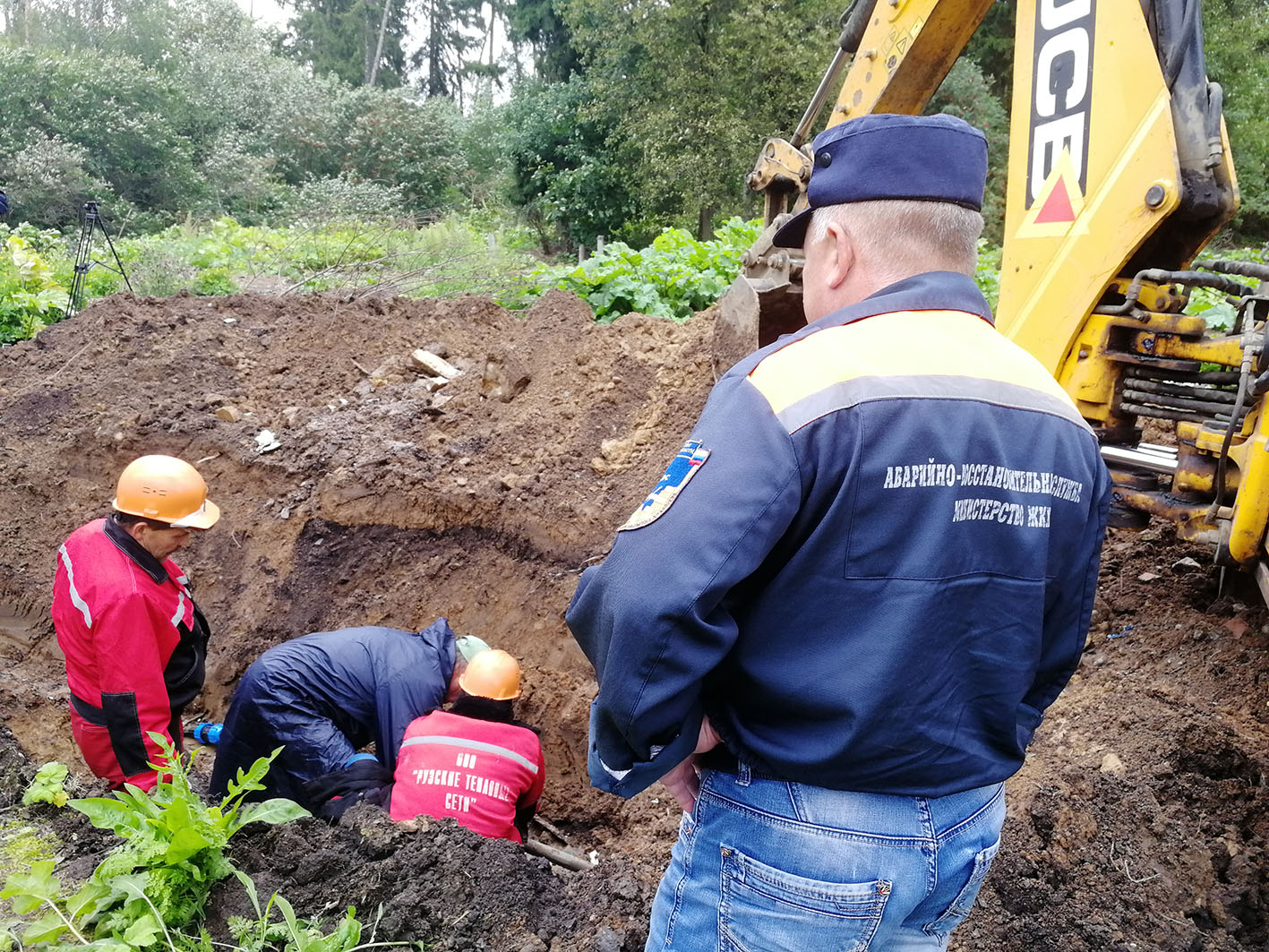 В подсобном хозяйстве санатория «Дорохово» сотрудники «Жилсервиса» ликвидировали разрыв водопровода