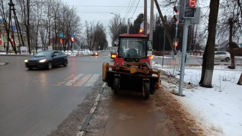 В Рузском округе убирают снег