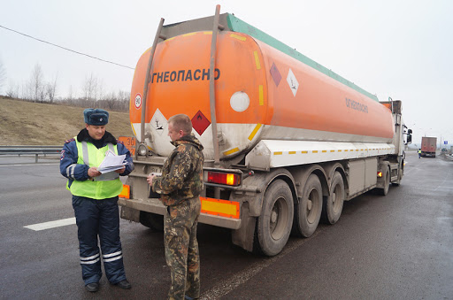 Рузские госавтоинспекторы следят за перевозкой опасных грузов