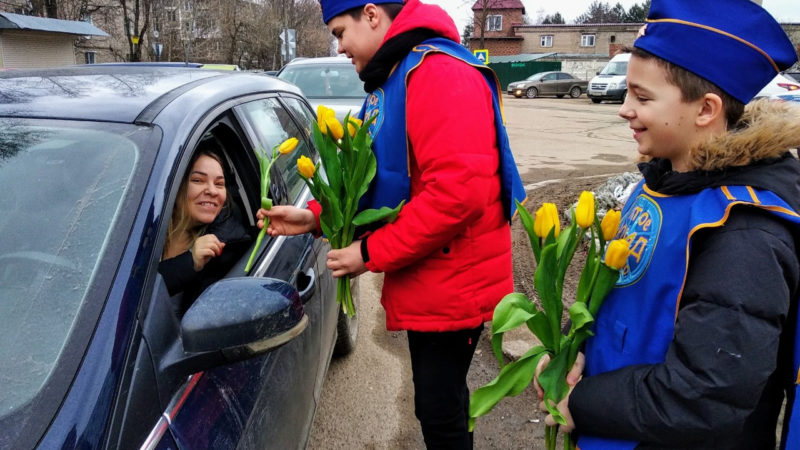 В Рузе ЮИДовцы поздравили автоледи с 8 Марта