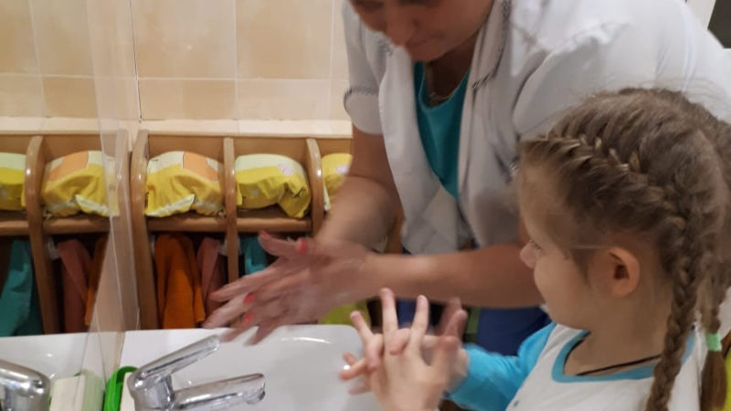 Воспитанников «Астарты» учат мыть руки правильно