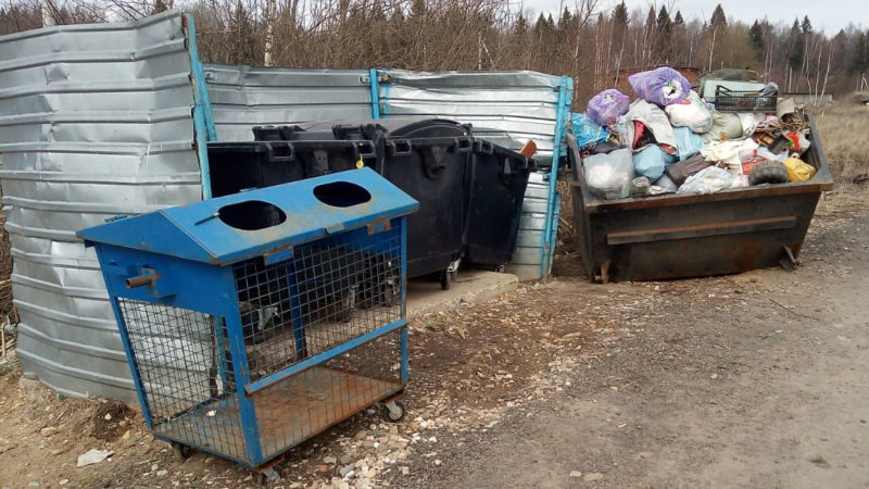 На контейнерных площадках в Рузском округе убирают мусор