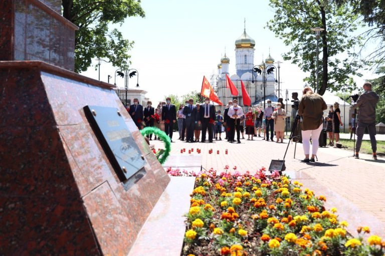 Фотографии возложения цветов к вечному огню