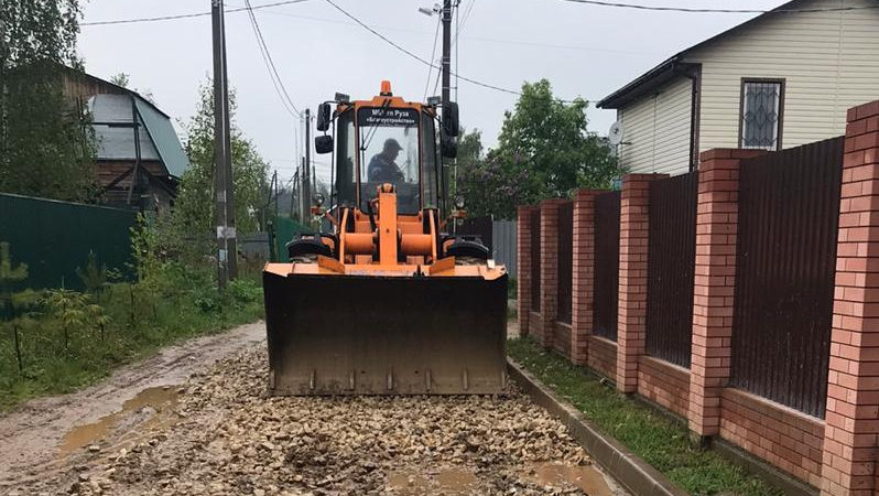 В Рузском округе выравнивают дорожное полотно