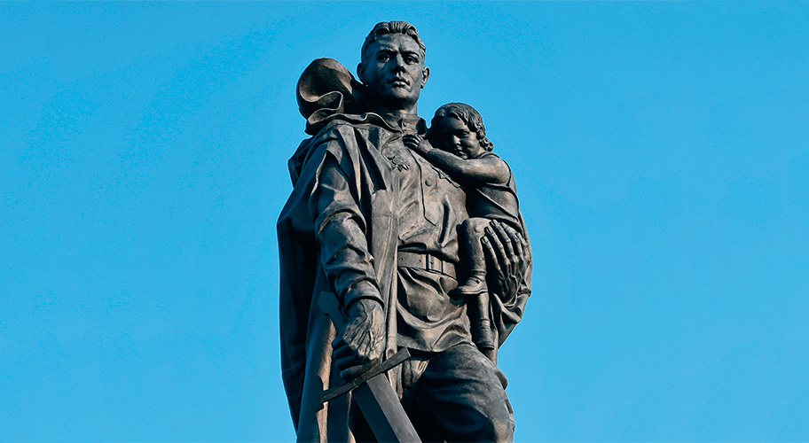 Фото памятника советскому солдату в берлине с девочкой на руках
