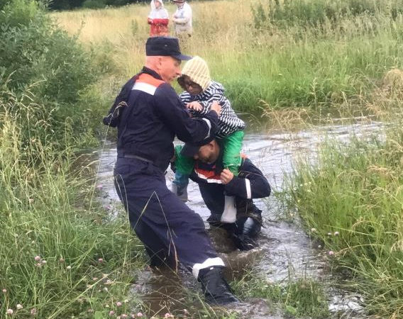 Рузские спасатели помогли грибникам выбраться из зоны подтопления