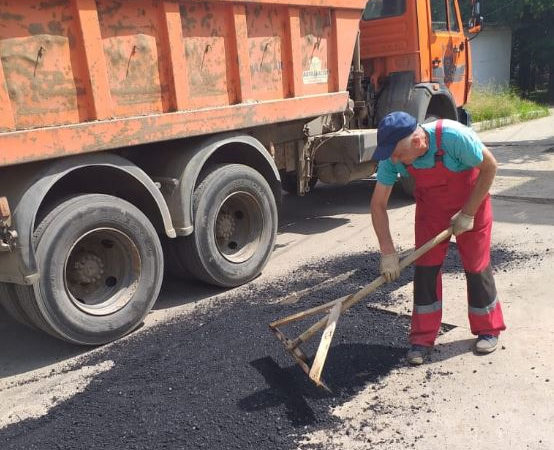 В Рузском округе отсыпают дороги и латают ямы