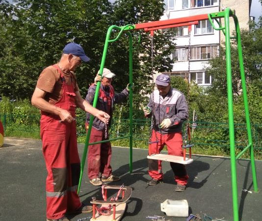 В Тучково ремонтируют качели