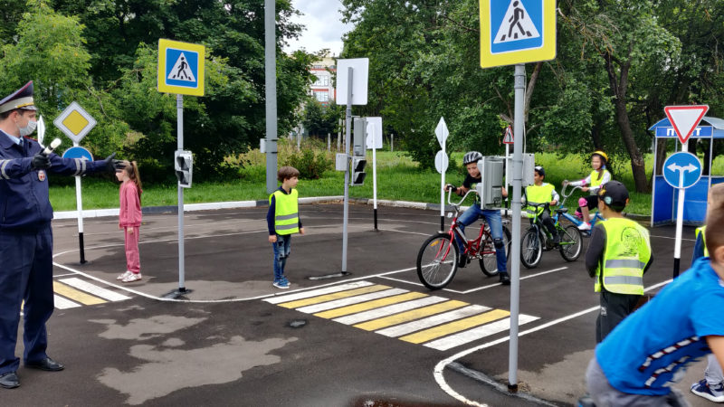 Участники рузского школьного лагеря закрепили правила БДД в «Автогородке»