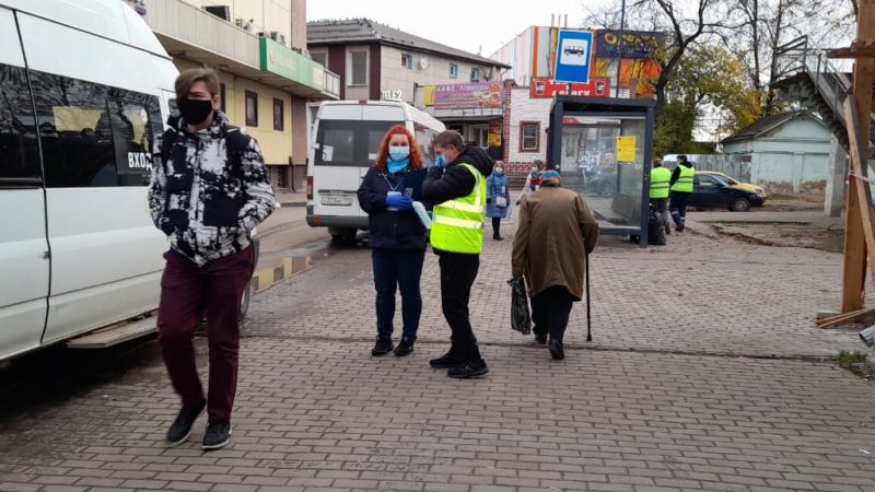 В Рузском округе волонтеры напоминают пассажирам о необходимости соблюдения масочного режима