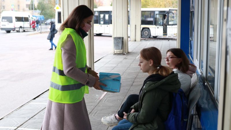 Волонтеры в Рузском округе следят, чтобы пассажиры носили маски