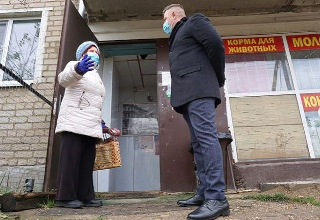 Юрий Пеняев проверил соблюдение противоэпидемических мер в магазинах и аптеках в Колюбакино