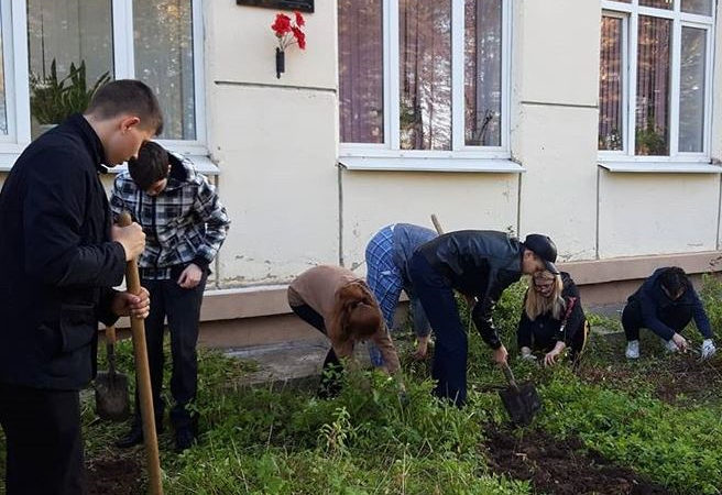 Дороховчане наводят порядок на пришкольной территории