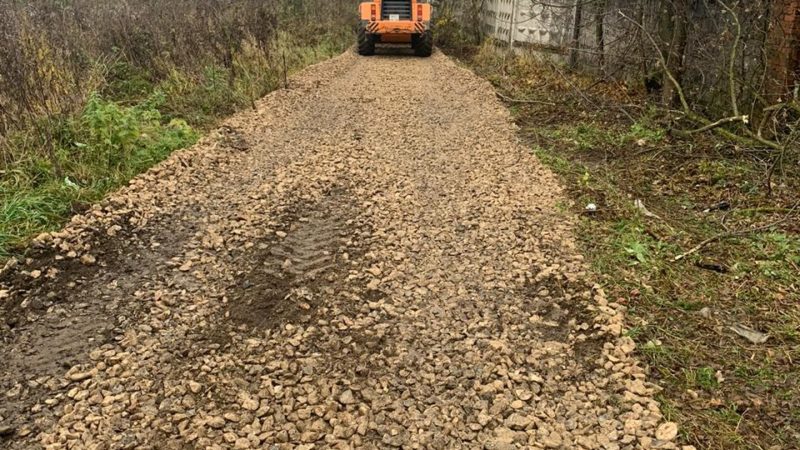 В Рузском округе отсыпают дороги щебнем