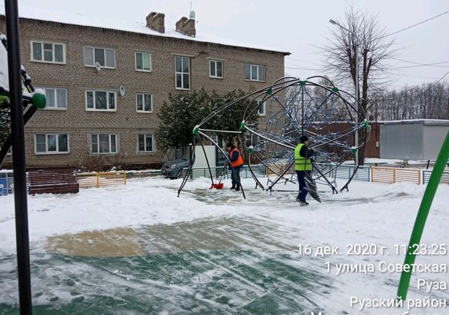 В Рузском округе наводят порядок на детских площадках