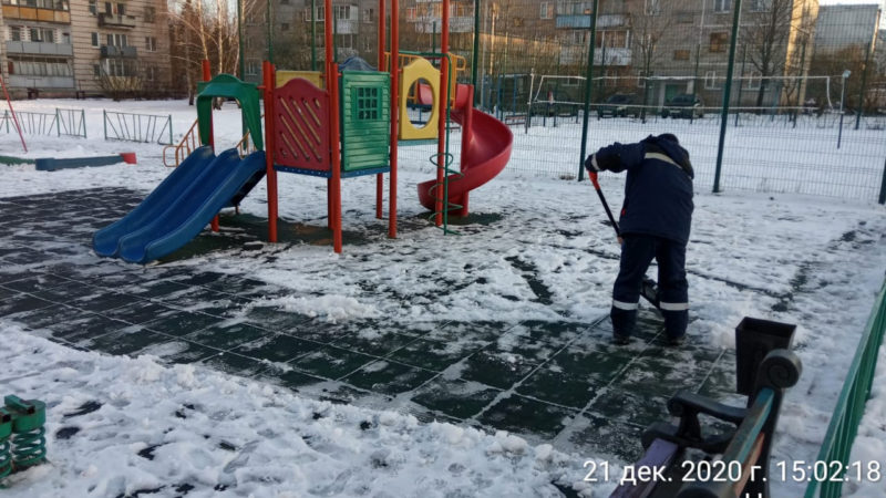 В Рузском округе убирают снег на детских площадках