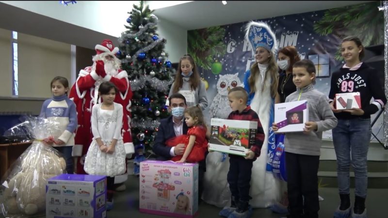 Глава округа вручил новогодние подарки детям