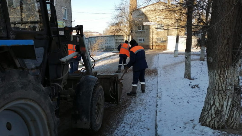 В Рузском округе обрабатывают территории противогололедными реагентами