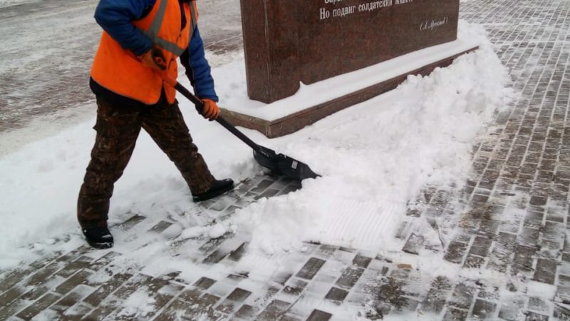 В Рузском округе очищают от снега территории