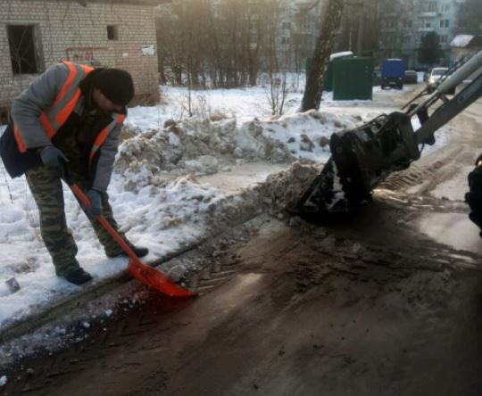 В Рузском округе очищают от снега общественные территории